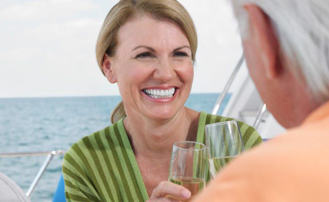drinking-wine-on-boat Couple drinking wine on a boat
